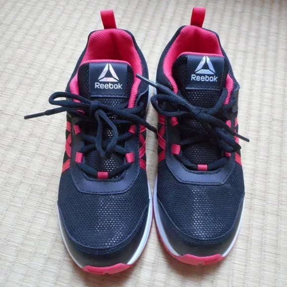 NEW-Reebok black pink sneakers Size 4 - Picture 3 of 7